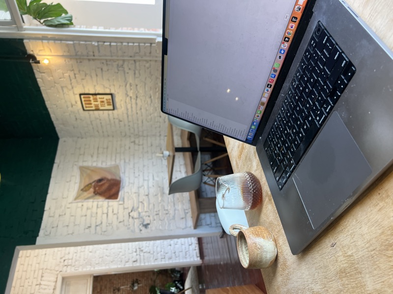 Laptop na mesa do café