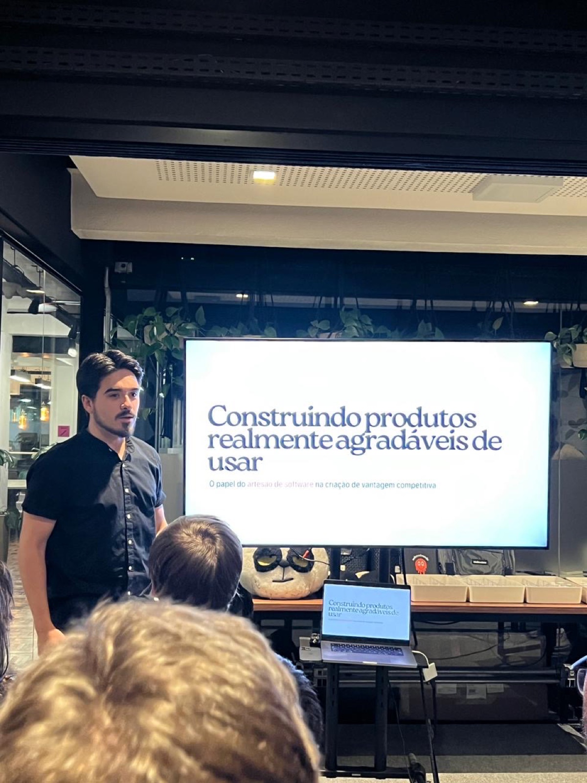 Matheus Poleza apresentando uma palestra sobre construção de produtos